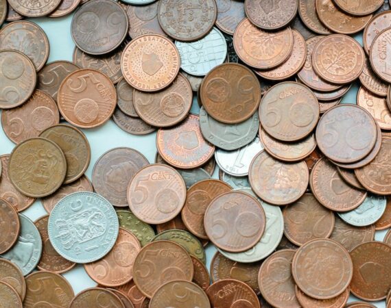 photo 1579621970958 7f66eaf61f59