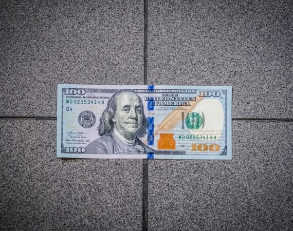 photo 1580300264539 8f0daaca84c1