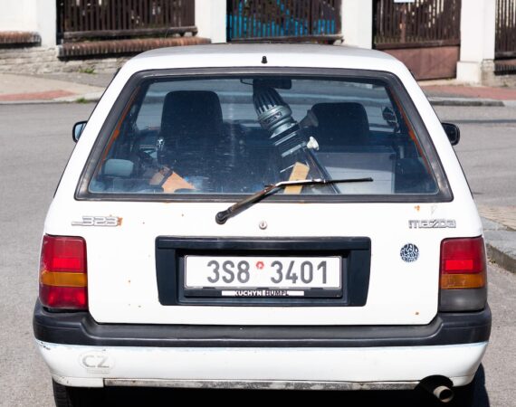 photo 1586777435552 63dc9bdf1802