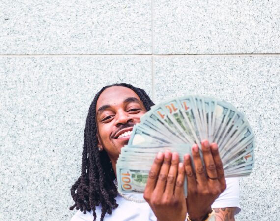 photo 1606695252368 b2a09b5f324a