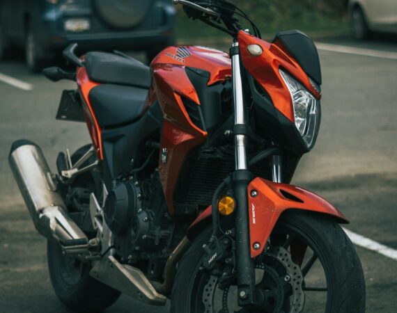 photo 1580789821619 a7e5323910eb