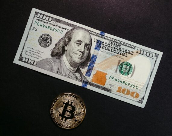 photo 1671550878103 83b9adb7ab4a