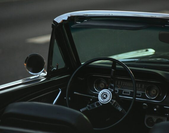 photo 1615589658982 a8203e127a52