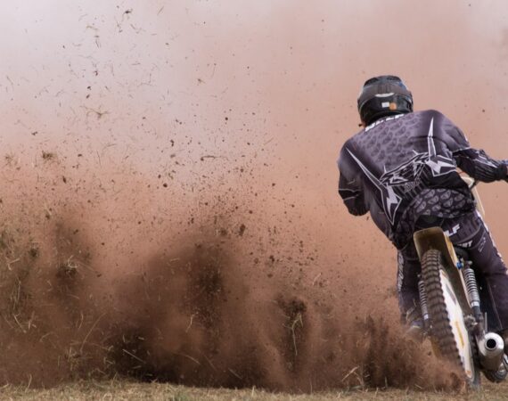 photo 1516193313597 3ada7b1056a6