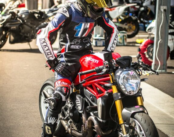 photo 1525394737913 7072174ccfd3