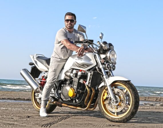 photo 1528408733941 a19e0e619492