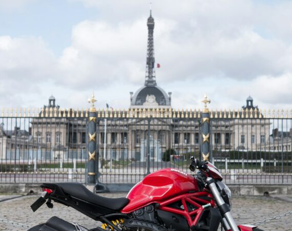 photo 1584957486338 8bfeeec844ab