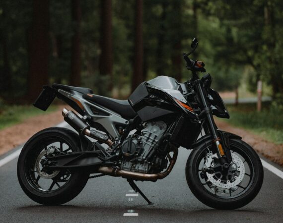 photo 1591637333184 19aa84b3e01f