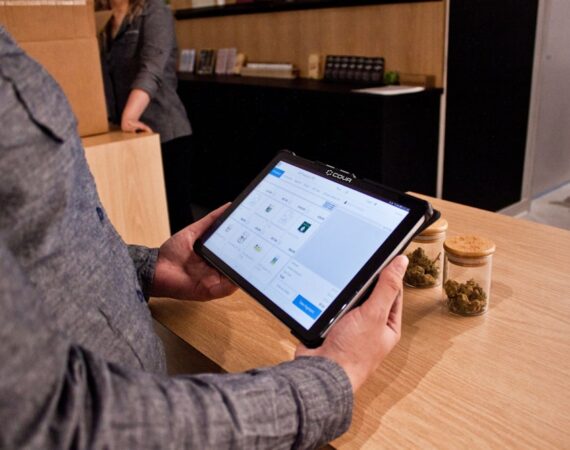 photo 1648824573599 39cdd358edfb